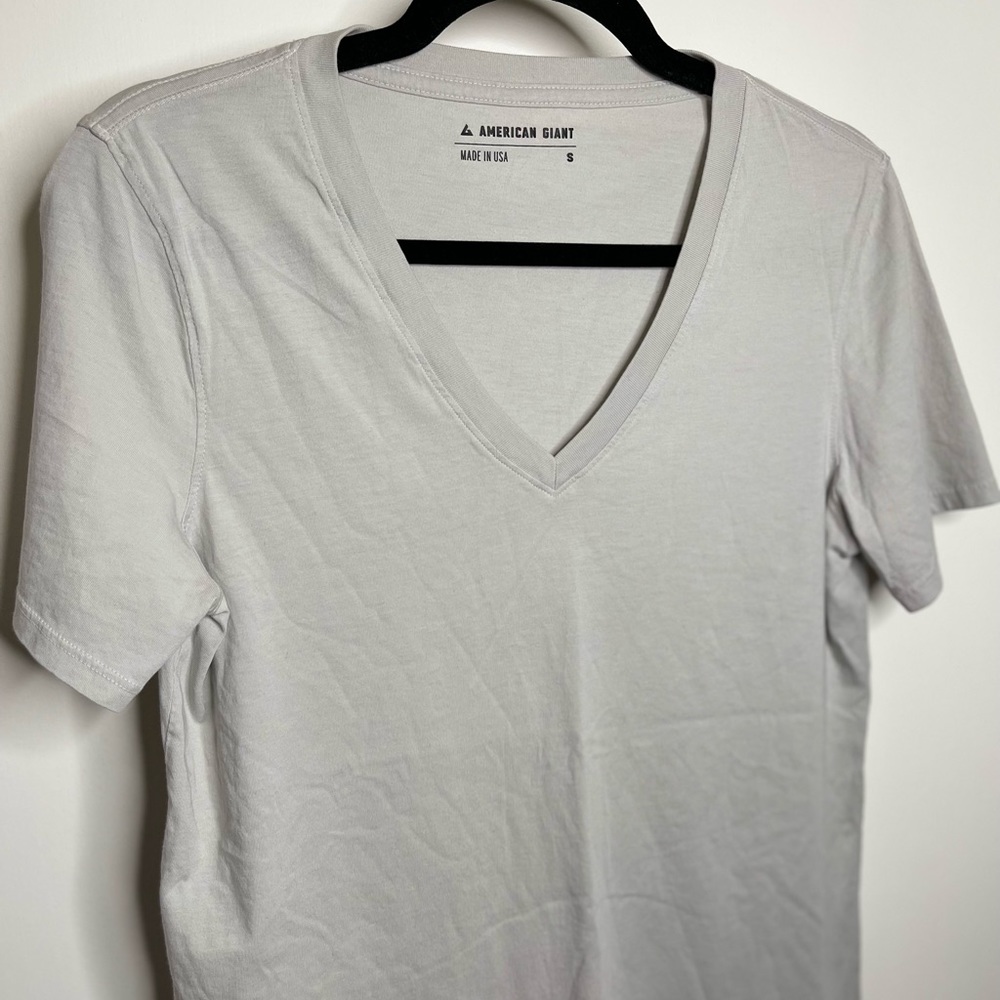 CLASSIC COTTON V-NECK TEE